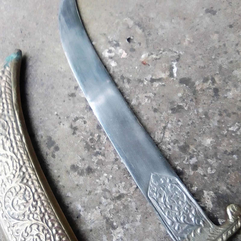 VINTAGE ASIAN BRASS METAL DECORATIVE KNIFE/DAGGER IN IT'S ORIGINAL SHEATH - 28 CM