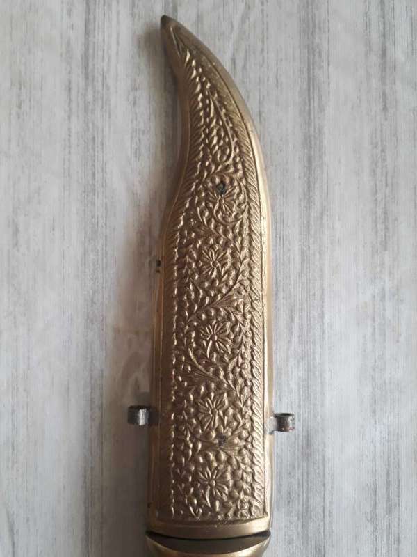 VINTAGE OLD DECORATIVE METAL BASED KNIFE WITH SLIGHTLY CURVED BLADE - 30 CM