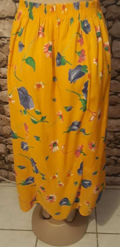 FLOWER PRINT A LINE FRONT BUTTON STYLE SKIRT - UNLINED FABRIC - SIZE 42 - NEW