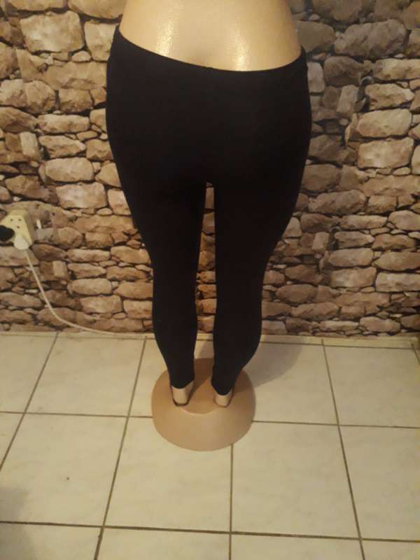 BLACK SHE RULES BRAND LEGGINGS IN NEW CONDITION - SIZE L