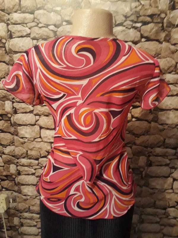 Go geometric in this sheer polyester capped sleeve lively summer top in 32/8.