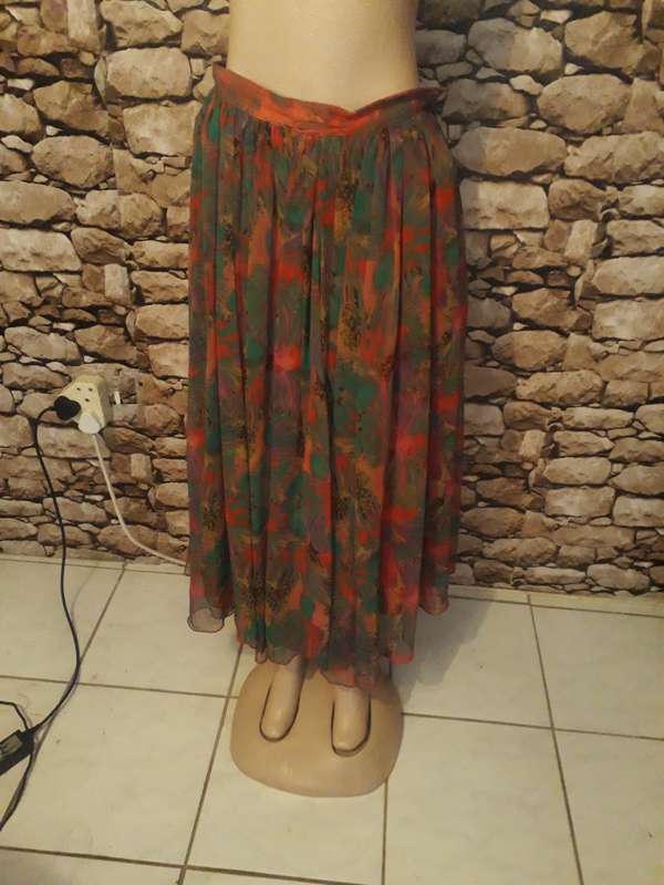 VINTAGE BOUTIQUE MADE CHIFFON OUTER SHELL AND RED INNER LINING SKIRT - 67CM WAIST.