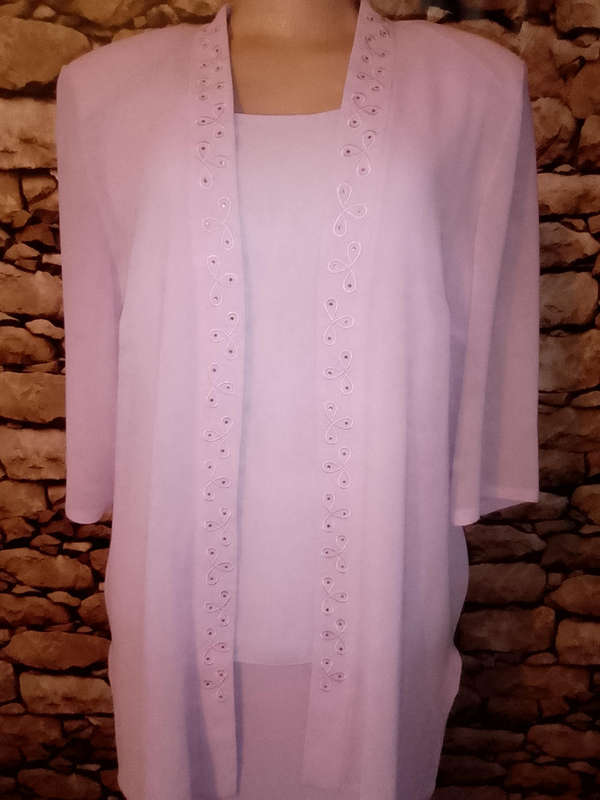 STUNNING LIGHT PINK SHEER THREE PIECE LADIES SKIRT SUIT WITH DECORATIVE DETAIL IN AS NEW CONDITION