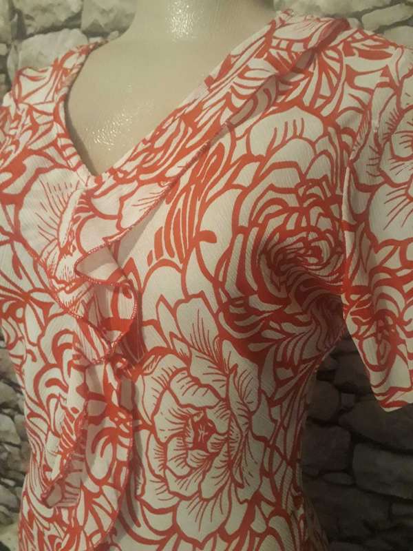 RED & WHITE TOP WITH BOLD FLOWER PATTERN BY STYLE BRAND - SIZE 10/34/M