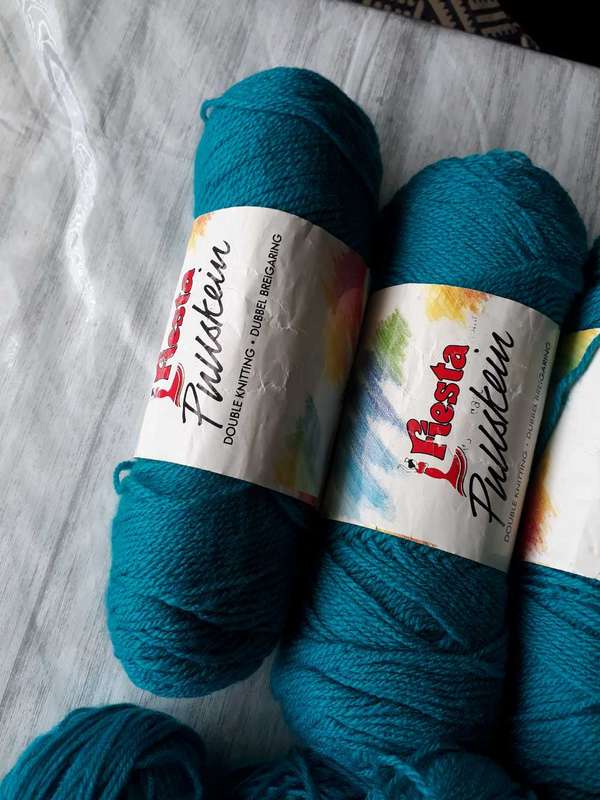 KNITTING WOOL/YARN - BEAUTIFUL TEAL COLOUR +/- 600G SELLING AS A LOT.