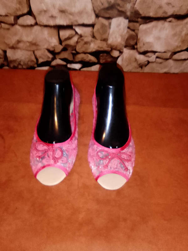 PINK LACE OPEN TOE FLAT SHOES - SIZE 8