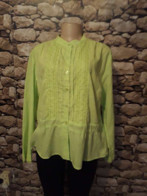 LOVELY SPRING GREEN TOP WITH TINY BEADS AND LACE  - SIZE 42
