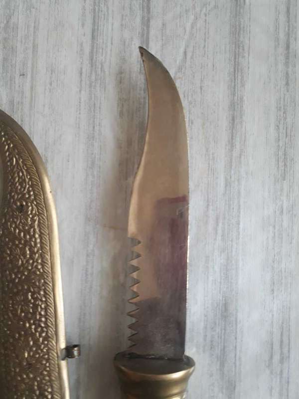 VINTAGE OLD DECORATIVE METAL BASED KNIFE WITH SLIGHTLY CURVED BLADE - 30 CM