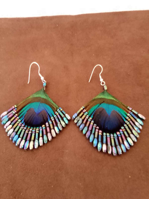 PAIR OF DROP & DANGLE FASHION PEACOCK FEATHER EARRINGS WITH IRRADECENT BEADS IN AS NEW CONDITION