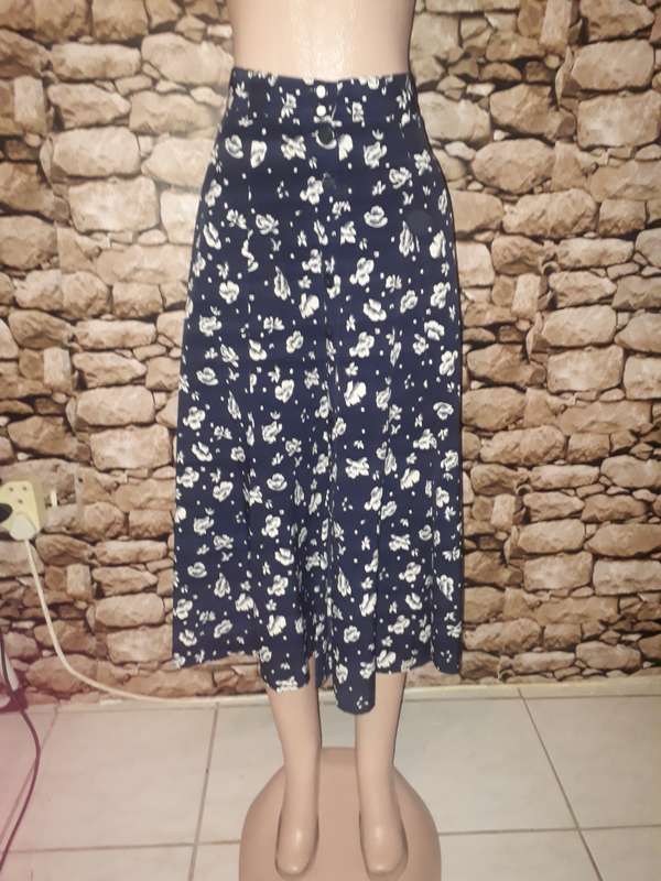 FEMININE NAVY BLUE A LINE PANNELED SKIRT WITH FLOWER PATTERN AND FRONT BUTTON DETAIL - SIZE 10/34/M