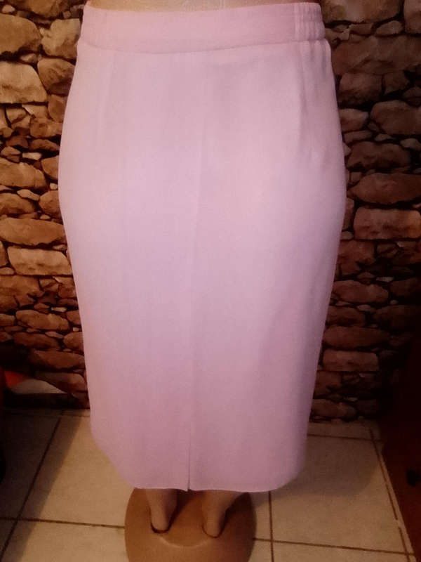 STUNNING LIGHT PINK SHEER THREE PIECE LADIES SKIRT SUIT WITH DECORATIVE DETAIL IN AS NEW CONDITION