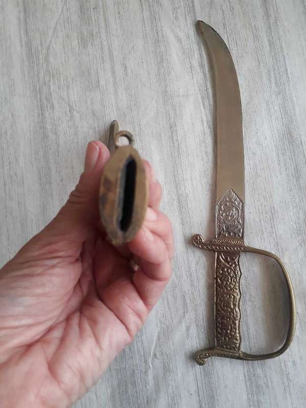 VINTAGE OLD DECORATIVE METAL BASED CURVED BLADE KNIFE - 28CM