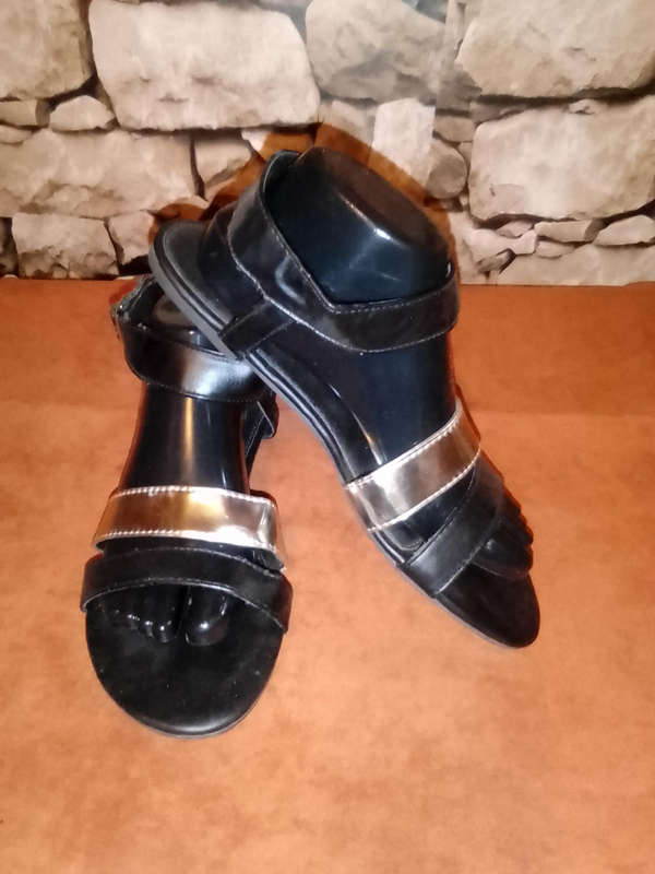 BLACK & GOLD STRAPPY SANDALS - USED BUT IN GOOD CONDITION - SIZE 8