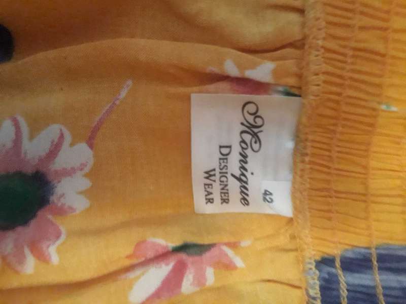 FLOWER PRINT A LINE FRONT BUTTON STYLE SKIRT - UNLINED FABRIC - SIZE 42 - NEW
