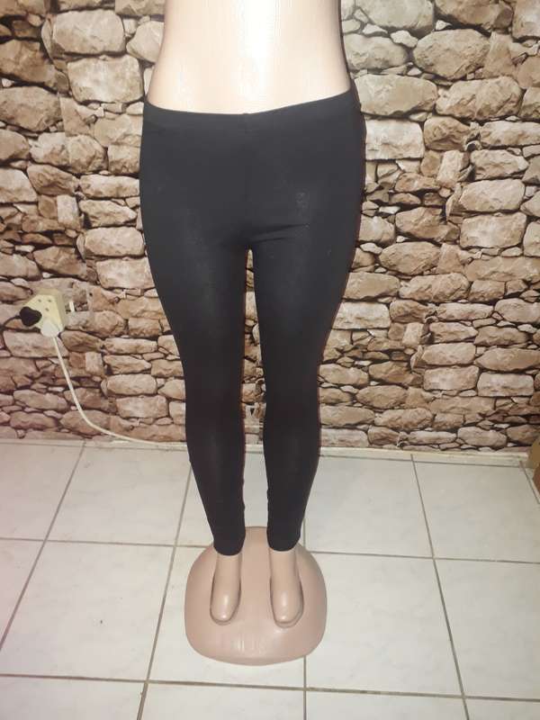 BLACK SHE RULES BRAND LEGGINGS IN NEW CONDITION - SIZE L