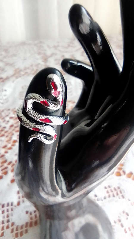 SERPENT/SNAKE RED SPOTTED FASHION COSTUME METAL BASED JEWELLERY RING - SIZE M BUT CAN BE ADJUSTED!