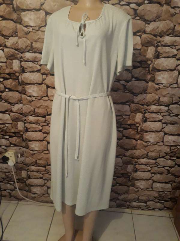 VINTAGE LIGHT GREEN DRESS WITH MATCHING BELT IN SIZE 22