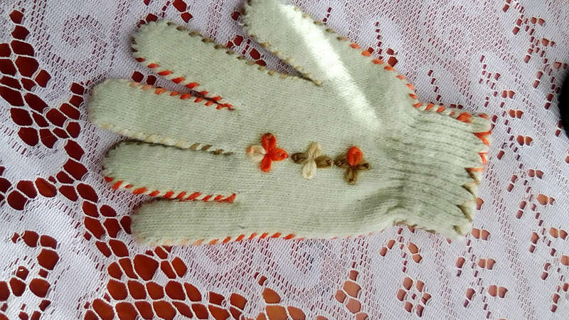 WINTER LIGHT GREEN KNITTED GLOVES SIZE LADIES SMALL - AS NEW CONDITION