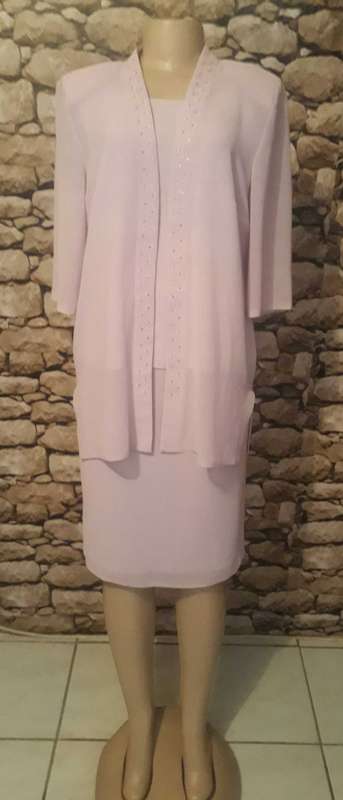 VINTAGE ROSE COLOURED 3 PIECE SUIT IN AS NEW CONDITION - SIE 12/36/LARGE