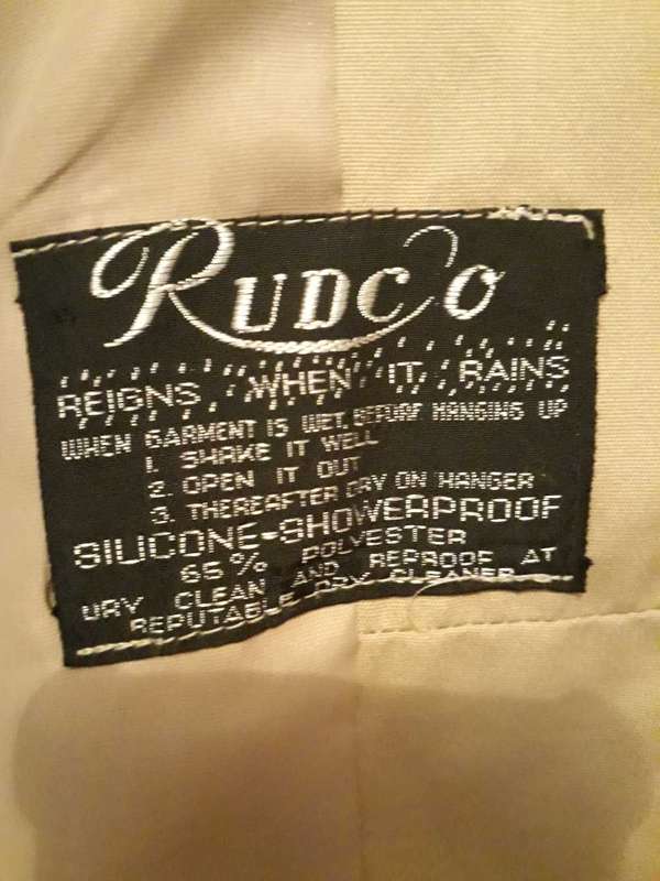 COAT - VINTAGE RUDCO RAINCOAT BEIGE WITH REMOVABLE INNER AS NEW CONDITION - SIZE 10/34/M