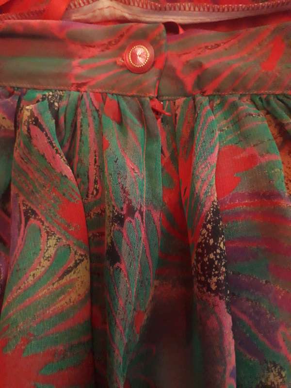 VINTAGE BOUTIQUE MADE CHIFFON OUTER SHELL AND RED INNER LINING SKIRT - 67CM WAIST.