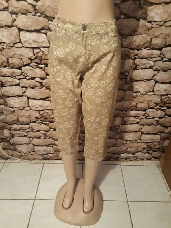 MERIEN HALL CROPPED JEANS WITH FLOWER PATTERN - SIZE 18/42 IN NEW CONDITION