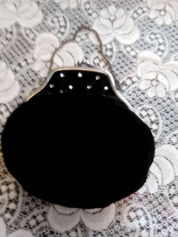 VINTAGE BLACK VELVET CLUTCH BAG WITH SOME RHINESTONE DETAIL IN VERY GOOD CONDITION