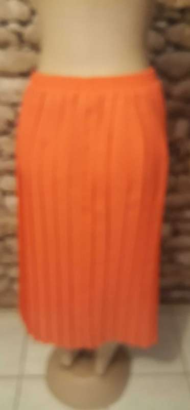 CORAL  COLOURED PERMANENT PLEATED PATTERN SKIRT - UNLINED - SIZE L/12/36 - AS NEW CONDITION
