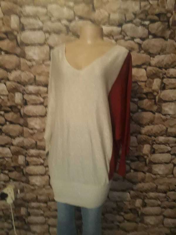 JEANS BY BUFFALO BRAND SILVER/MAROON KNITTED TOP - SIZE 12/36/L