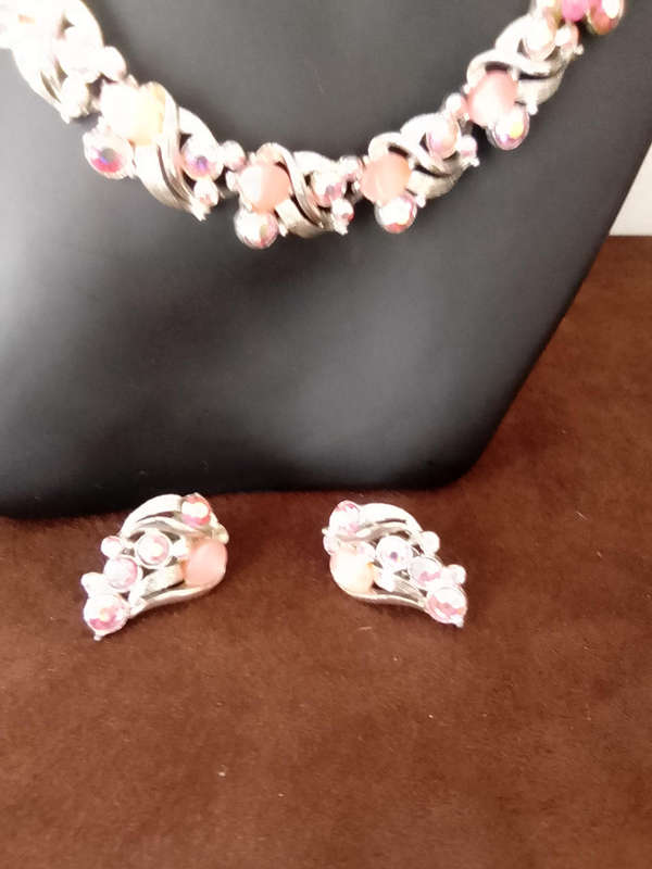 VINTAGE SILVER TONE WITH STONE NECKLACE/CLIP ON EARRINGS AND BRACELETTE SET