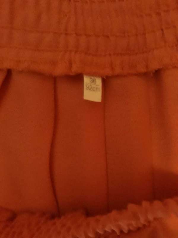 CORAL  COLOURED PERMANENT PLEATED PATTERN SKIRT - UNLINED - SIZE L/12/36 - AS NEW CONDITION