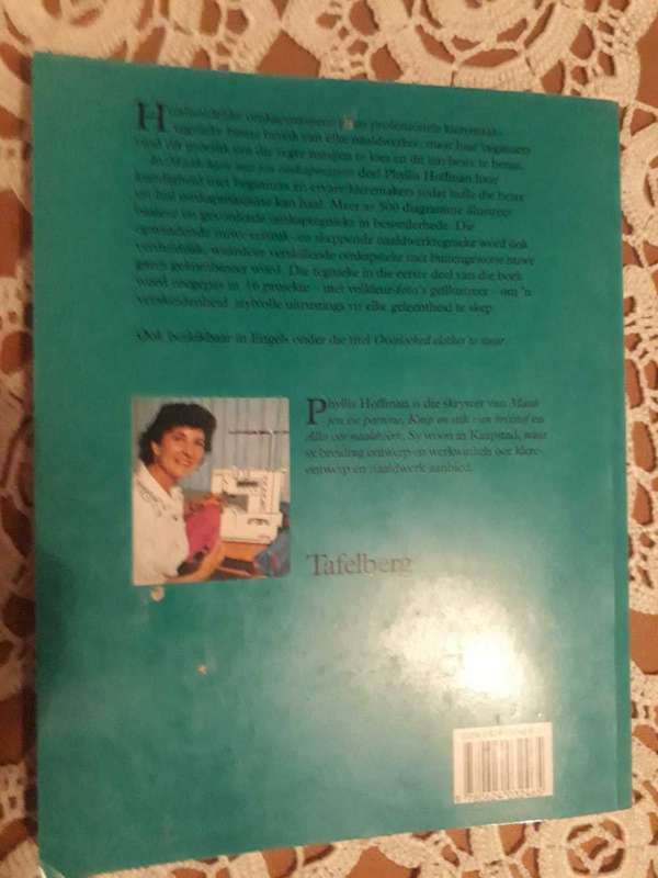 CRAFT BOOK - MAAK KLERE MET JOU OMKAPMASJIEN DEUR PHYLLIS HOFFMAN - SAGTEBAND