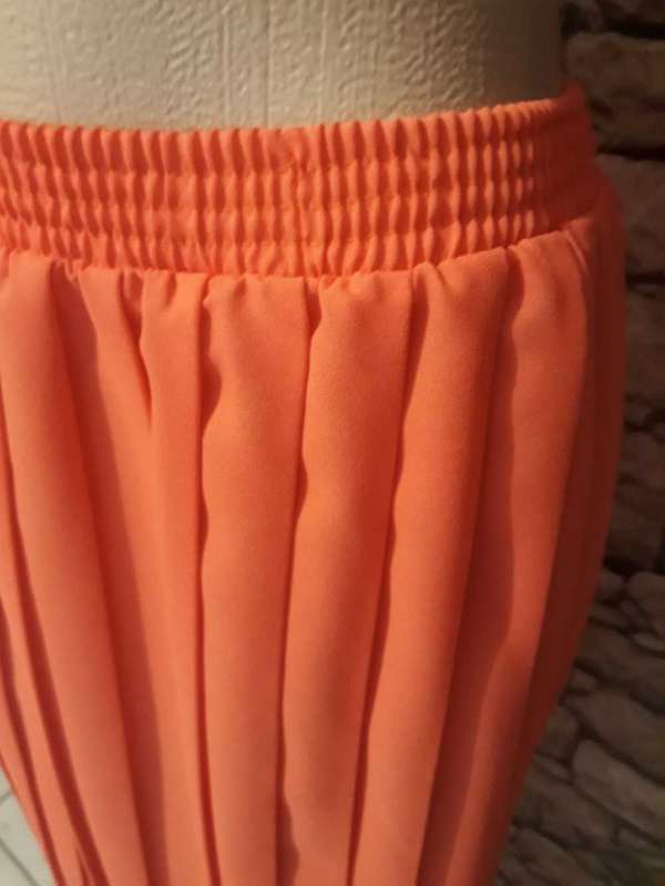 CORAL  COLOURED PERMANENT PLEATED PATTERN SKIRT - UNLINED - SIZE L/12/36 - AS NEW CONDITION