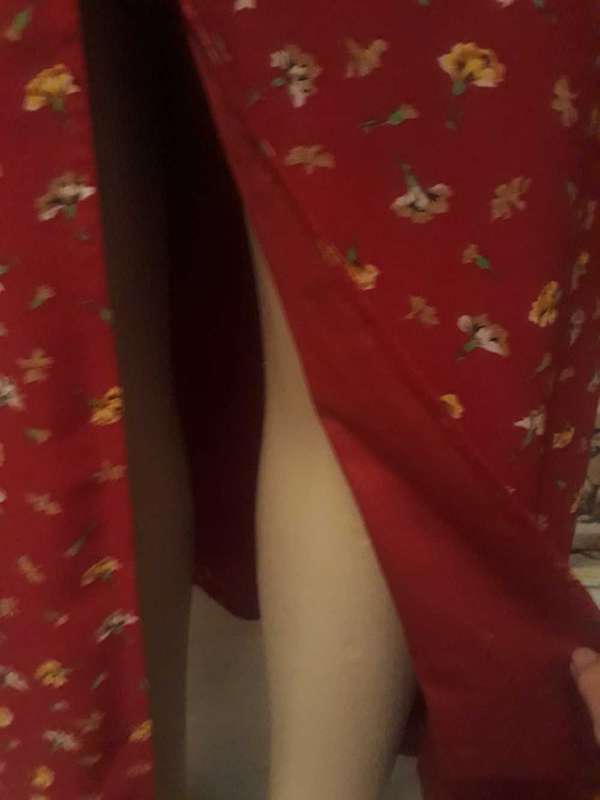 VINTAGE RED FLOWER PATTERN A LINE SKIRT WITH SLIP IN FRONT - LINED  - SIZE 12/36/LARGE