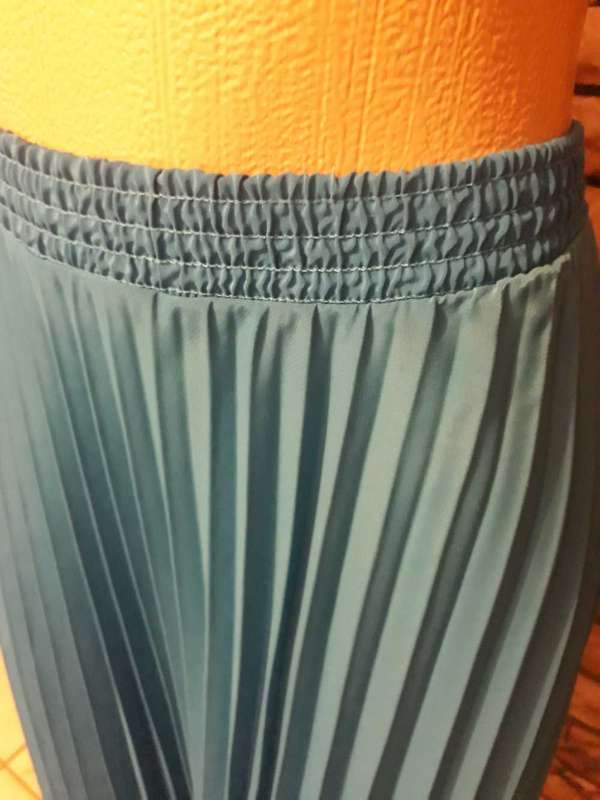 VINTAGE BLUE PLEATED PATTERN SKIRT - UNLINED - SIZE L/12/36 - IN AS NEW CONDITION