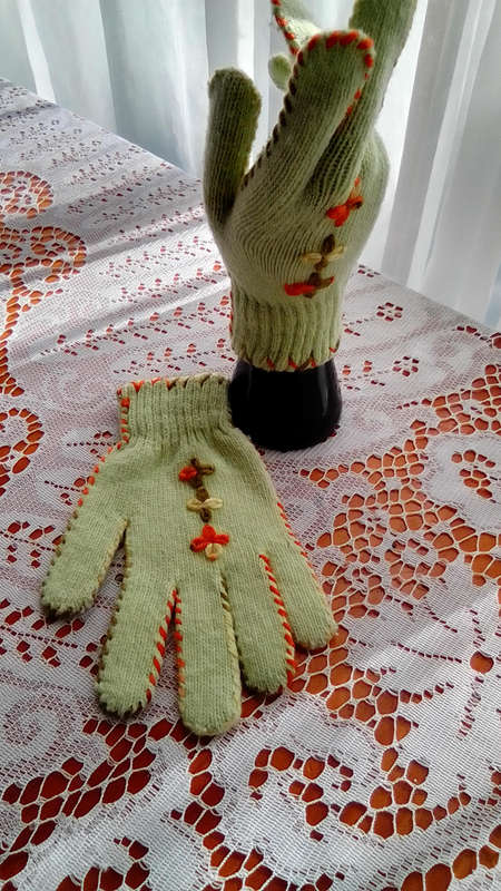 WINTER LIGHT GREEN KNITTED GLOVES SIZE LADIES SMALL - AS NEW CONDITION