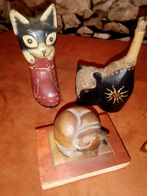 COLLECTABLE SET OF 9 WOODEN CAT FIGURINES IN DIFFERENT SIZES