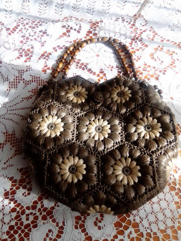 VINTAGE BASKET WEAVED HANDBAG WITH HEXAGONAL PATTERN IN GOOD CONDITION
