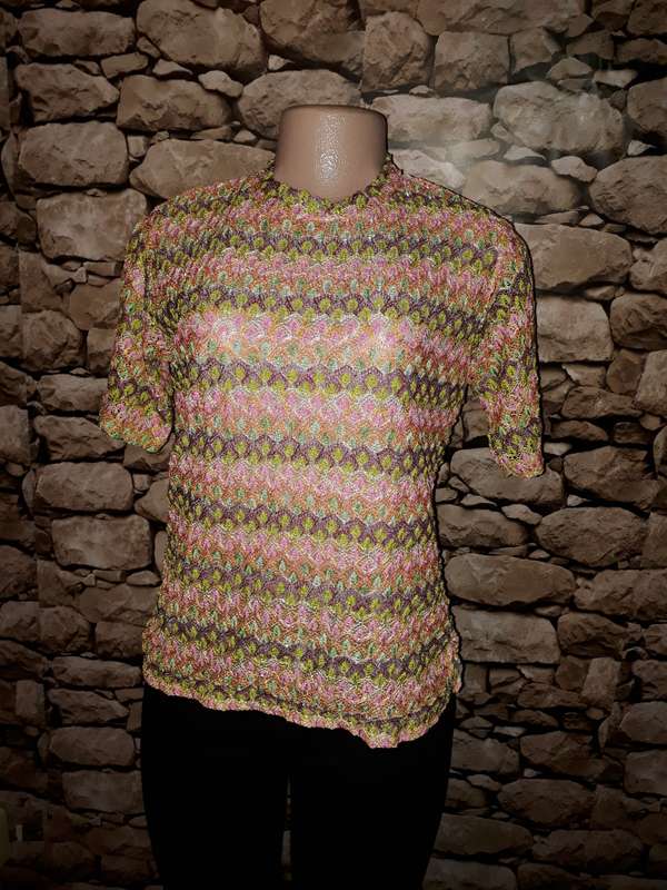 GET NOTICED IN THIS COLOURFUL SHORT SLEEVE TOP FULLY LINED - SIZE 10/34/M