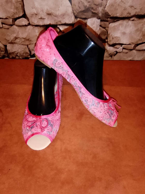 PINK LACE OPEN TOE FLAT SHOES - SIZE 8