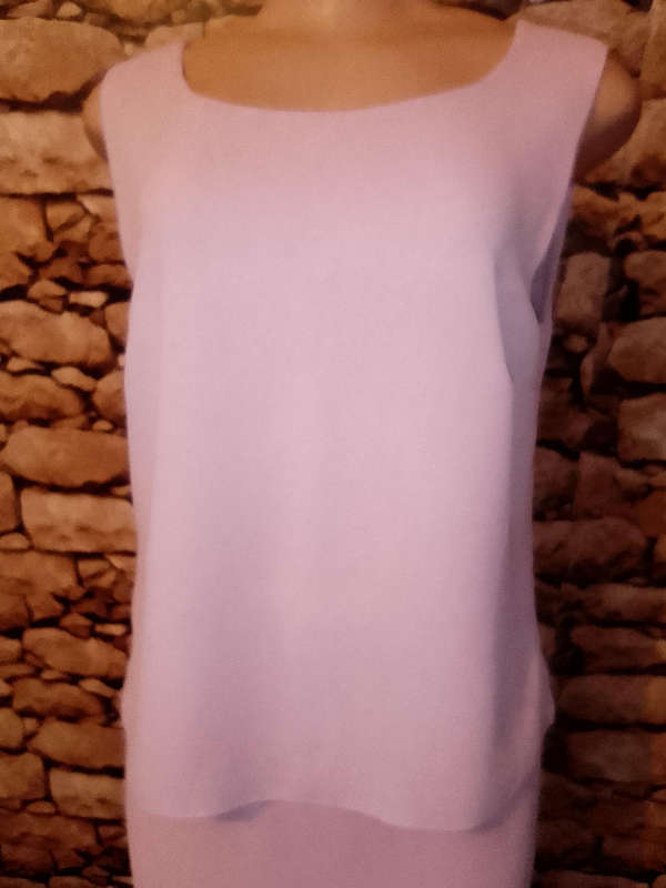 STUNNING LIGHT PINK SHEER THREE PIECE LADIES SKIRT SUIT WITH DECORATIVE DETAIL IN AS NEW CONDITION