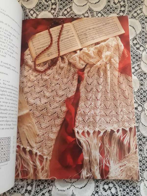 GRAFT BOOK - KNITTED LACE A SOUTH AFRICAN GUIDE BY JAN EATON AS NEW CONDITION
