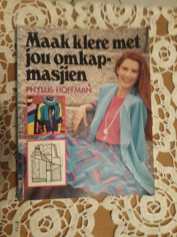 CRAFT BOOK - MAAK KLERE MET JOU OMKAPMASJIEN DEUR PHYLLIS HOFFMAN - SAGTEBAND