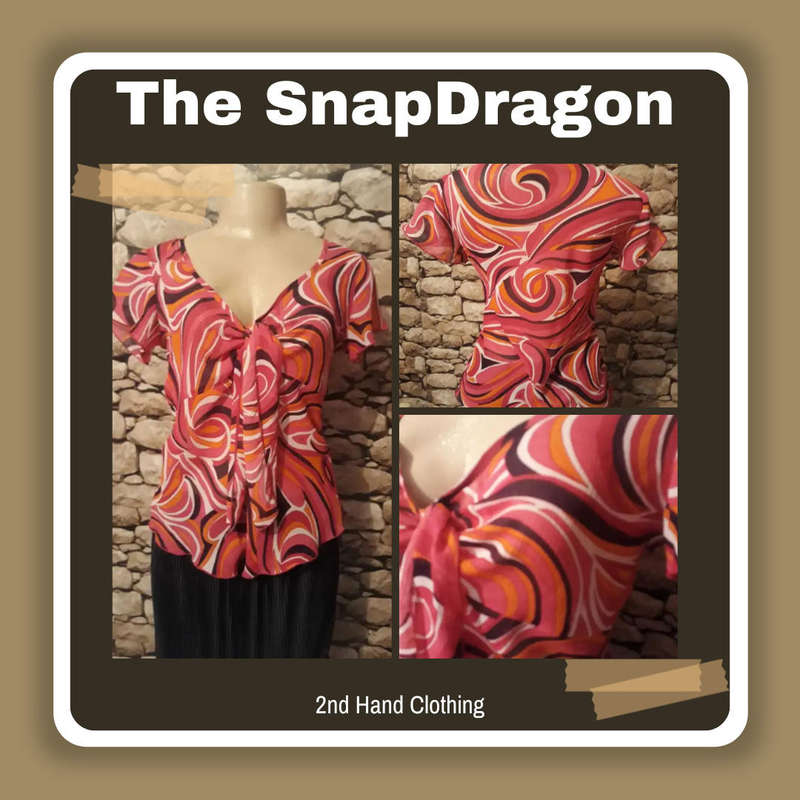 Go geometric in this sheer polyester capped sleeve lively summer top in 32/8.