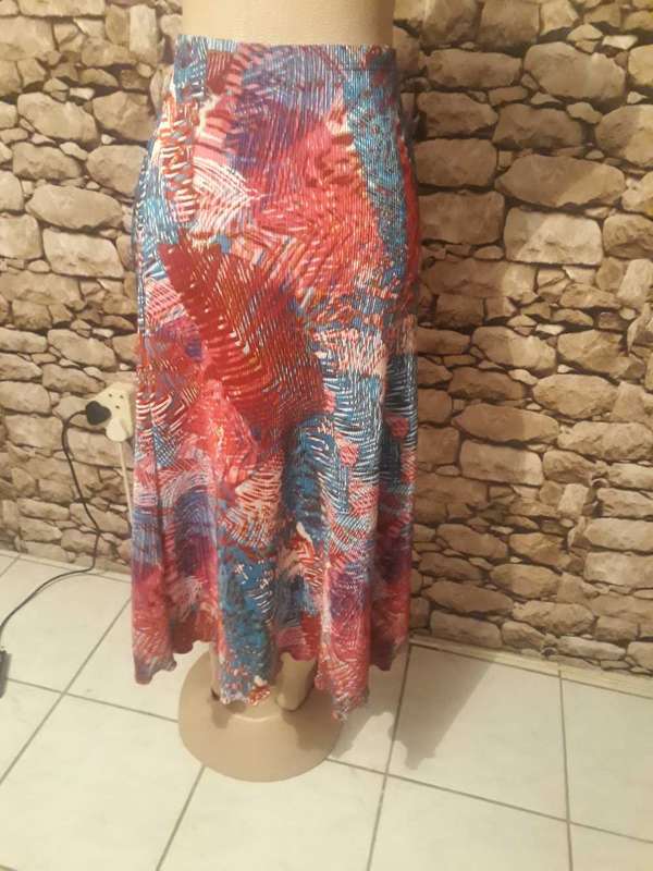FINE PLEATED PATTERN A LINE SKIRT - UNLINED - SIZE 18/42 - IN NEW CONDITION