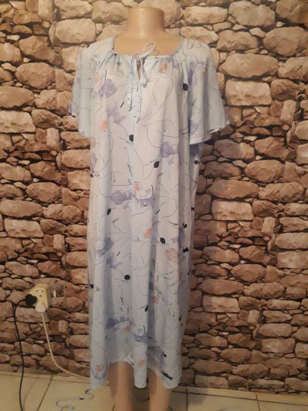 VINTAGE FLORAL PATTERN DRESS WITH MATCHING BELT FROM FOCHINI - SIZE 22