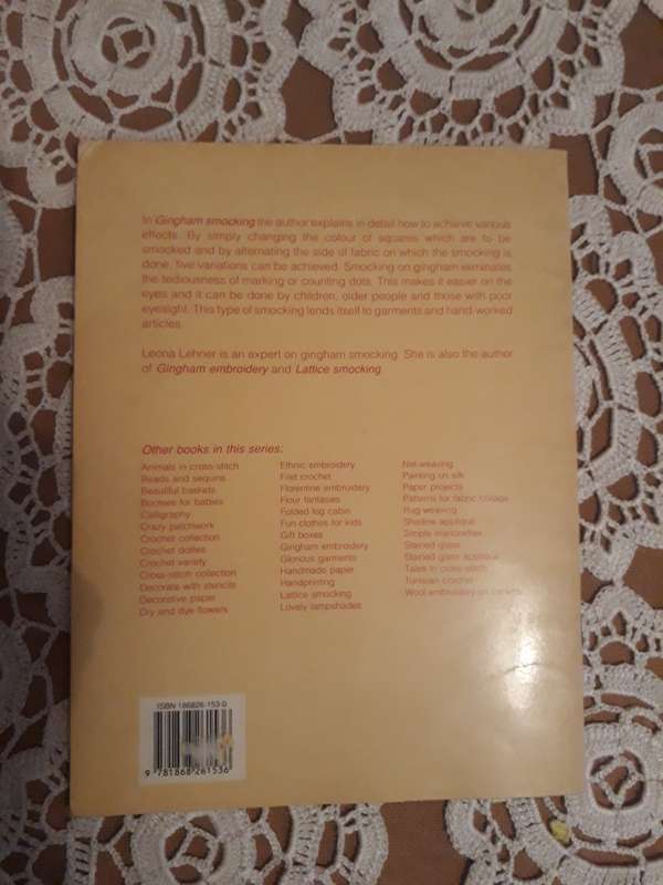 CRAFT BOOK - GINGHAM SMOCKING A PRACTICAL GUIDE BY LEONA LEHNER