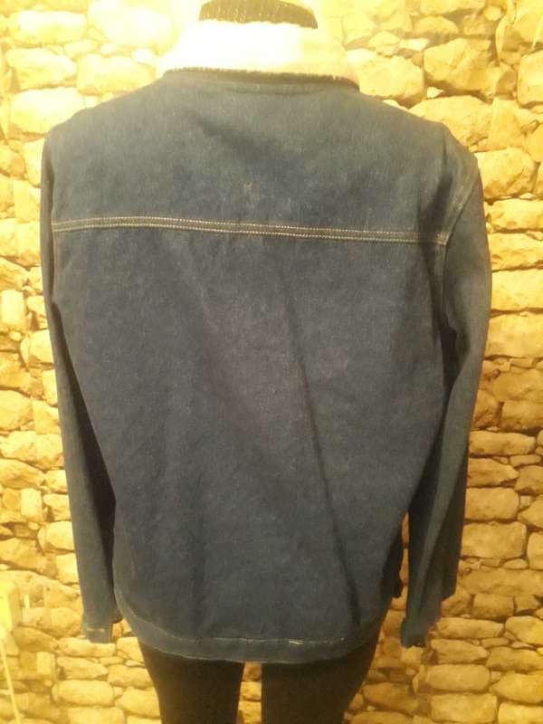 JACKET  - DENIM BOMBER STYLE JACKET WITH 2 FRONT POCKETS AND FAUX FUR NECK - SIZE 12/36/LARGE