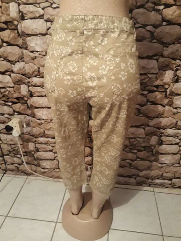 MERIEN HALL CROPPED JEANS WITH FLOWER PATTERN - SIZE 18/42 IN NEW CONDITION