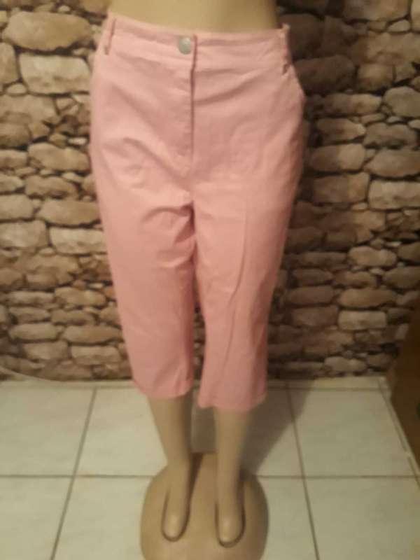 MILADYS BRAND PINK CROPPED PANTS WITH TURN-UPS IN NEW CONDITION - SIZE 18